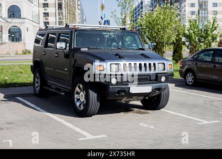 Minsk, Weißrussland, 17. Mai 2024 – HUMMER H2 Fahrzeug im Freien geparkt, Vorderansicht Stockfoto