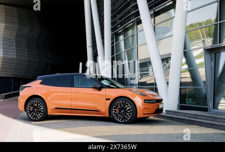 Minsk, Weißrussland, 17. Mai 2024 - Orange Zeekr 001 parkte auf der Straße an der Stadtstraße. Stockfoto