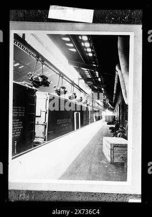 Ausgehende Kofferlinie, Titel von Jacke., möglicherweise hergestellt für die Automobilindustrie der Ford Motor Company; vgl. negative D420-2851 bis D420-2882 und D420-3041 bis D420-3084., 'Automobiles Pennsylvania' on Side of Car., Detroit Publishing Co. Nrn. 37834, K 2860., Gift; State Historical Society of Colorado; 1949, Railroad Güterwagen. , Automobilindustrie. , Motoren. , Fördersysteme. Stockfoto