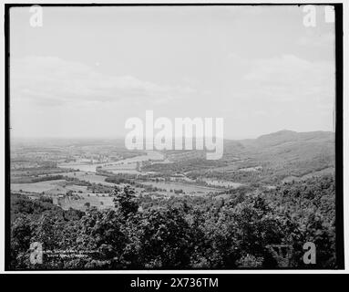 Südlich von Mt. Holyoke College, South Hadley, Mass., '103' auf negativ., entsprechende Glastransparenz (gleicher Seriencode) verfügbar auf Videodisc Frame 1A-29350., Detroit Publishing Co.-Nr. 012005., Geschenk; State Historical Society of Colorado; 1949, Valleys. , Flüsse. , Usa, Massachusetts, South Hadley. , Usa, Connecticut River. Stockfoto