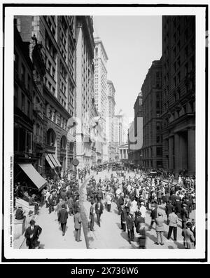 Broad Street and the Curb Brokers, New York City, 'G 9230' auf negativ, Detroit Publishing Co.-Nr. 073068., Geschenk; State Historical Society of Colorado; 1949, Streets. , Menschenmassen. , Börsen. , Kommerzielle Einrichtungen. , Usa, New York (Bundesstaat), New York. Stockfoto