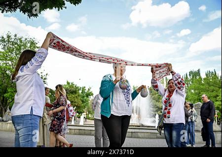 Nicht exklusiv: ZAPORIZHZHIA, UKRAINE - 16. MAI 2024 - Eine Teilnehmerin des World Vyshyvanka Day Celebration steht unter dem „Women&#x92;s Happiness“ Stockfoto