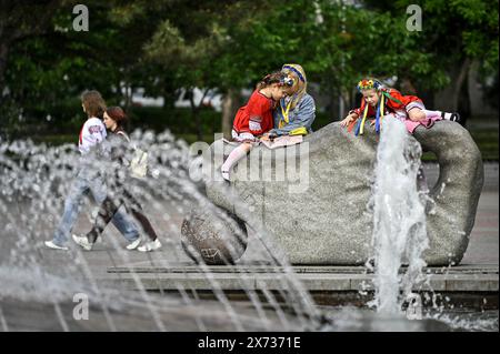 Nicht exklusiv: ZAPORIZHZHIA, UKRAINE - 16. MAI 2024 - Kinder spielen am Brunnen während der Weltfeier des Vyshyvanka-Tages auf dem Festyvalna-Platz, Stockfoto