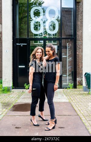 Histoire's Fashion zwei weibliche Freinds, die ihre selbstgemachte Mode zeigen. Tilburg, Niederlande. MRYES Tilburg Spoozone 013 Noord-Brabant Nederland Stockfoto