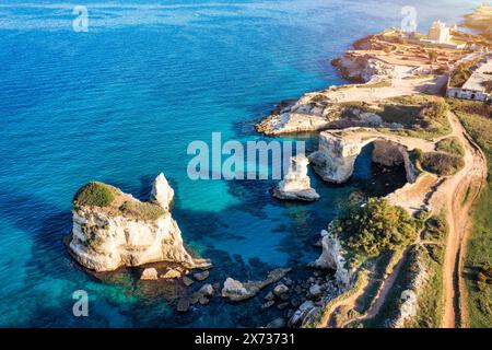 Atemberaubende Meereslandschaft mit Klippen, felsigem Bogen und Steinen (Faraglioni) am Torre Sant Andrea, Salento Küste, Apulien Region, Italien. Wunderschöne Klippen und Meer Stockfoto