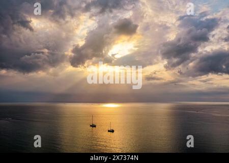 Drohne fliegt über Meer bei einem wunderschönen Sonnenuntergang im Indischen Ozean, Mauritius. Drohnenschießen aus der Luft. Sonnenaufgang über dem Meer. Farbenfroher Sonnenuntergang auf dem Indischen Ozean, Stockfoto