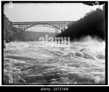 Whirlpool Rapids, Niagarafälle, N.Y., Titel aus Jacke., Michigan Central Cantilever Bridge und Whirlpool Rapids Bridge im Hintergrund., 'G 5630' auf negativ., Detroit Publishing Co.-Nr. 036835., Geschenk; State Historical Society of Colorado; 1949, Railroad Bridges. , Rapids. , Usa, New York (Bundesstaat), Niagara River. Kanada, Ontario, Niagara River. , Vereinigte Staaten, New York (Bundesstaat), Niagarafälle (Stadt) Stockfoto