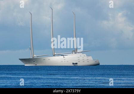 Triest, Italien, 17. Mai 2024 die Segelyacht A, vor Triest zu sehen. Es handelt sich um eine segelgestützte Motoryacht, die von Philippe Starck entworfen und von Nobiskrug in Kiel gebaut wurde. Sie wurde 2015 auf den Markt gebracht. Ursprünglich im Besitz des russischen Milliardärs Andrej Melnichenko, wurde das Schiff aufgrund des russisch-ukrainischen Krieges beschlagnahmt. Die Kosten für die Instandhaltung und Lackierung des Bootes belaufen sich heute auf 18 Millionen Euro für Italien. (Marco Secchi/Alamy News) Stockfoto