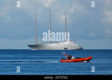 Triest, Italien, 17. Mai 2024 die Segelyacht A, vor Triest zu sehen. Es handelt sich um eine segelgestützte Motoryacht, die von Philippe Starck entworfen und von Nobiskrug in Kiel gebaut wurde. Sie wurde 2015 auf den Markt gebracht. Ursprünglich im Besitz des russischen Milliardärs Andrej Melnichenko, wurde das Schiff aufgrund des russisch-ukrainischen Krieges beschlagnahmt. Die Kosten für die Instandhaltung und Lackierung des Bootes belaufen sich heute auf 18 Millionen Euro für Italien. (Marco Secchi/Alamy News) Stockfoto