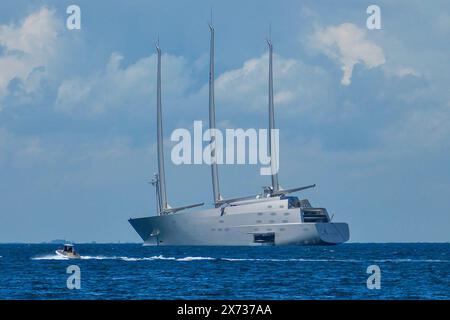 Triest, Italien, 17. Mai 2024 die Segelyacht A, vor Triest zu sehen. Es handelt sich um eine segelgestützte Motoryacht, die von Philippe Starck entworfen und von Nobiskrug in Kiel gebaut wurde. Sie wurde 2015 auf den Markt gebracht. Ursprünglich im Besitz des russischen Milliardärs Andrej Melnichenko, wurde das Schiff aufgrund des russisch-ukrainischen Krieges beschlagnahmt. Die Kosten für die Instandhaltung und Lackierung des Bootes belaufen sich heute auf 18 Millionen Euro für Italien. (Marco Secchi/Alamy News) Stockfoto