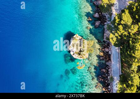 Kamen Brela Symbol der Stadt Brela an der Adriaküste Dalmatiens, Kroatien. Kam Brela, kleine berühmte Insel in Brela, Makarska Riviera, Dalmatien, Stockfoto