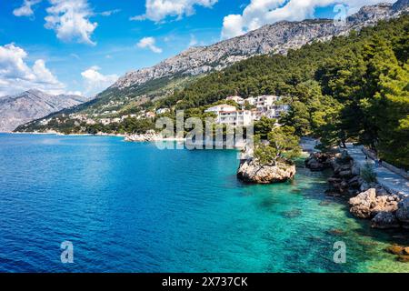 Kamen Brela Symbol der Stadt Brela an der Adriaküste Dalmatiens, Kroatien. Kam Brela, kleine berühmte Insel in Brela, Makarska Riviera, Dalmatien, Stockfoto