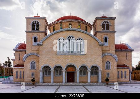 Ein großes, reich verziertes Gebäude mit einem roten Dach und weißer Verkleidung. Das Gebäude ist eine Kirche mit einer Kuppel oben. Nikosia, Zypern. Stockfoto