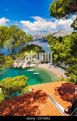 Fantastischer Blick aus der Vogelperspektive auf den wunderschönen Strand von Podrace in Brela, Makarska Riviera, Kroatien. Blick aus der Vogelperspektive auf den Strand von Podrace und die Uferpromenade am Makarska Rivier Stockfoto