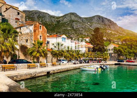 Idyllisches Dorf Mlini in Dubrovnik Archipel Blick, Süddalmatien Region in Kroatien. Adria-Dorf Mlini Uferpromenade aus der Vogelperspektive, Dubrovnik Stockfoto