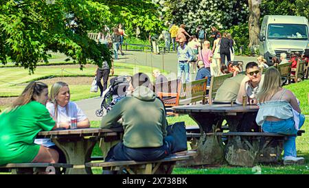 Glasgow, Schottland, Großbritannien. 17. Mai 2024: UK Weather: Glühend heißes Wetter sah einen Sommer, als Einheimische und Touristen in der Stadt in den Botanics Public Park mit seinem imposanten Gewächshaus an der großen Weststraße am Westende gingen Credit Gerard Ferry/Alamy Live News Stockfoto