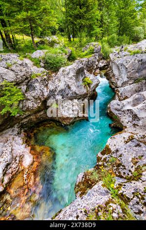 Fantastische Soca-Schlucht in den slowenischen Alpen. Große Soca-Schlucht (Velika korita Soce), Triglav-Nationalpark, Slowenien. Großer Canyon des Soca River, Bovec, Stockfoto