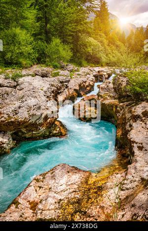 Fantastische Soca-Schlucht in den slowenischen Alpen. Große Soca-Schlucht (Velika korita Soce), Triglav-Nationalpark, Slowenien. Großer Canyon des Soca River, Bovec, Stockfoto