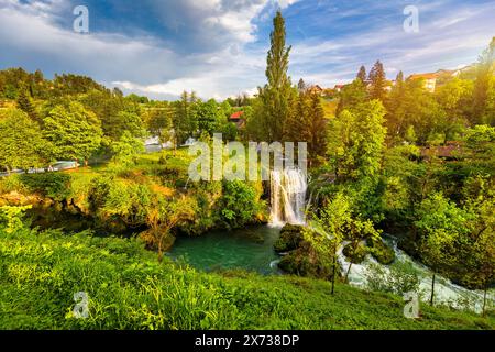 Dorf Rastoke in der Nähe von Slunj in Kroatien, alte Wassermühlen auf Wasserfällen des Flusses Korana, wunderschöne Landschaft. Landschaft mit Fluss und Beleuchtung Stockfoto