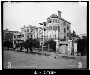 East Battery Residences, Charleston, S.C., 'G 4135 R' und '015563-l' auf negativ, Detroit Publishing Co.-Nr. 070140., Geschenk; State Historical Society of Colorado; 1949, Dwellings. , Straßen. , Usa, South Carolina, Charleston. Stockfoto