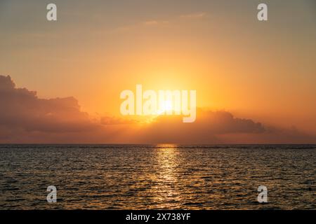 Dramatischer farbenfroher Sonnenuntergang über dem Meer. Wolkenlandschaft Natur Hintergrund. Wunderschöner Sonnenuntergang über dem Meer. Sonnenuntergang über dem Meer und wunderschöne Wolkenlandschaft. Stockfoto