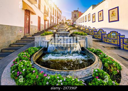 Berühmte Straße Paseo de Canarias auf Firgas, Gran Canaria, Kanarischen Inseln, Spanien. Brunnen mit natürlichem Mineralwasser in Firgas, Gran Canaria. Dorftanne Stockfoto