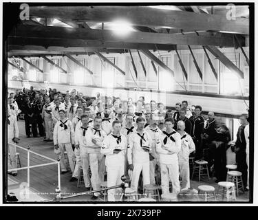 New York Naval Reserves beim Gottesdienst auf der U.S.S. NewHampshire, Detroit Photographic Co. Auf negative, Detroit Publishing Co.-Nr. 021430., Geschenk; State Historical Society of Colorado; 1949, United States., Naval Reserve. , New Hampshire (Ausbildungsschiff), Regierungsschiffe, amerikanische. , Religiöse Dienste. , Seeleute. , Versand. Stockfoto