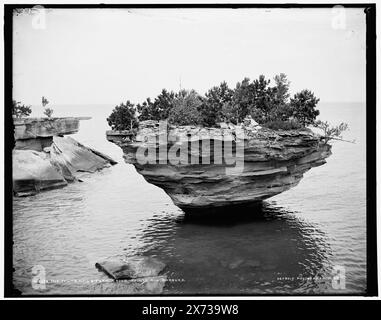 The Thumb Nail & Turnip Rock, Pointe aux Barques, Date Based on Detroit, Catalogue J (1901)., Detroit Publishing Co.-Nr. 012359., Geschenk; State Historical Society of Colorado; 1949, Rock Formations. , Seen und Teiche. , Usa, Michigan, Pointe Aux Barques. , Usa, Michigan, Huron, Lake. Stockfoto