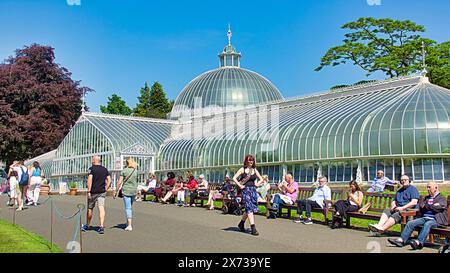 Glasgow, Schottland, Großbritannien. 17. Mai 2024: UK Weather: Glühend heißes Wetter sah einen Sommer, als Einheimische und Touristen in der Stadt in den Botanics Public Park mit seinem imposanten Gewächshaus an der großen Weststraße am Westende gingen Credit Gerard Ferry/Alamy Live News Stockfoto