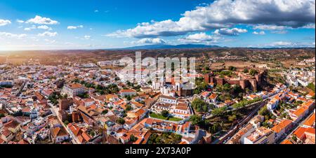 Blick auf Silves Stadtgebäude mit berühmter Burg und Kathedrale, Region Algarve, Portugal. Mauern der mittelalterlichen Burg in Silves, Region Algarve, Por Stockfoto