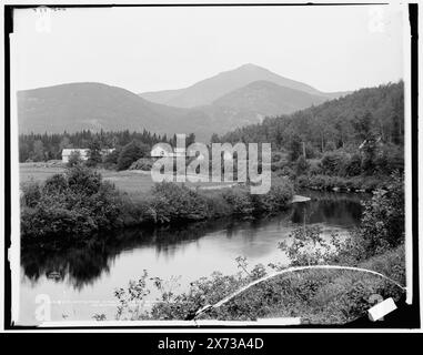 Weißes Gesicht, d. h. Whiteface Mountain von Wilmington Road, Adirondack Mountains, 'WHJ 888' auf negativ. Negativ gebrochen und auf zweite Glasscheibe geklebt. Detroit Publishing Co.-Nr. 014824., Geschenk; State Historical Society of Colorado; 1949, Rivers. , Berge. , Usa, New York (Bundesstaat), Adirondack Mountains. Stockfoto