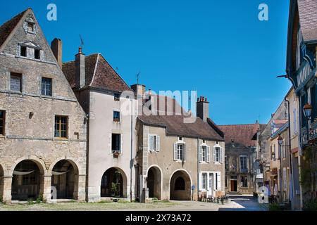 Arkadenhäuser in Noyers-sur-Serein, Yonne, Bourgogne Stockfoto