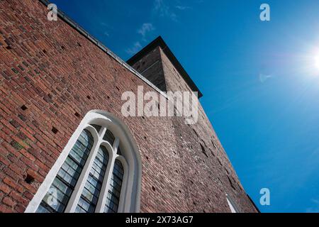 Niedriger Winkel mit Blick auf eine Kirche am Himmel Stockfoto