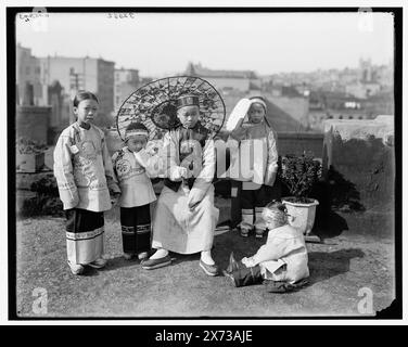 Chinesische Motive, Titel aus Jacke., 'WHJ 403' auf negativ. Detroit Publishing Co.-Nr. 32662., Geschenk; State Historical Society of Colorado; 1949, Chinese Americans. , Kinder. Stockfoto