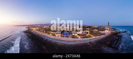 Luftdrohne des beliebten Ferienorts Meloneras mit Hotels und Restaurants in der Nähe der Maspalomas-Dünen auf Gran Canaria, den Kanarischen Inseln, Spanien Stockfoto