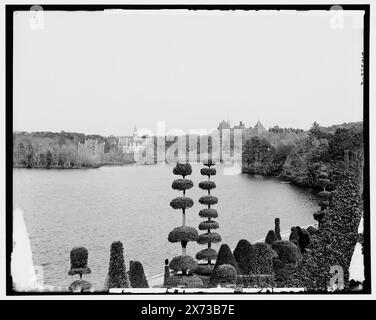 Lake Waban und Wellesley College, Bilder auf Videobilder außerhalb der Sequenz; tatsächliche Reihenfolge von links nach rechts ist 06648, 06647, '1707' auf linksem negativ; '1706' auf rechtem negativ., Detroit Publishing Co.-Nr. 010779., Hunnewell Gardens., Geschenk; State Historical Society of Colorado; 1949, Wellesley College. , Gärten. , Topiary Work. , Seen und Teiche. , Universitäten und Hochschulen. , Bildungseinrichtungen. , Usa, Massachusetts, Wellesley. Usa, Massachusetts, Waban Lake. Stockfoto