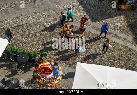 Eine Gruppe von Touristen stellte sich an, um Selfies auf einer Werbeplattform vor dem Modegeschäft Dolce und Gabbana, Portofino, Genua, Italien, zu machen Stockfoto