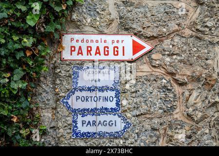 Wegweiser zur Fußgängerzone Portofino-Paraggi, bekannt als Walk of Kisses, ein Spaziergang durch die mediterrane Vegetation, Portofino, Genua, Italien Stockfoto