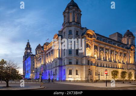 Die Nacht fällt im Hafen von Liverpool, Liverpool Waterfront, England. Stockfoto