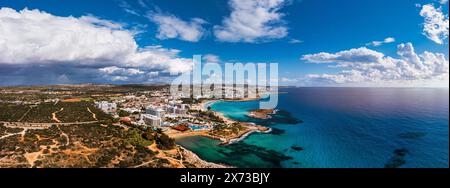 Blick aus der Vogelperspektive auf den wunderschönen Nissi Strand in Ayia Napa, Zypern. Nissi Strand in Ayia Napa berühmter Touristenstrand in Zypern. Blick auf ein azurblaues Wasser und Nissi Stockfoto