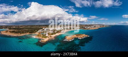 Blick aus der Vogelperspektive auf den wunderschönen Nissi Strand in Ayia Napa, Zypern. Nissi Strand in Ayia Napa berühmter Touristenstrand in Zypern. Blick auf ein azurblaues Wasser und Nissi Stockfoto