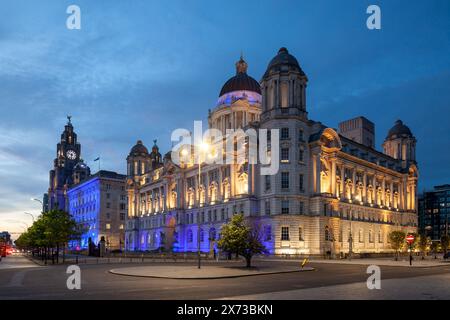 Die Nacht fällt im Gebäude des Hafens von Liverpool an der Hafenpromenade von Liverpool, Merseyside, England. Stockfoto