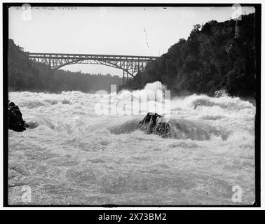 Whirlpool Rapids, Niagara Falls, N.Y., Titel aus Jacke., einschließlich Whirlpool Rapids Bridge und Cantilever Michigan Central Railroad Bridge., 'G 2396' und 'dup' auf negativ. Detroit Publishing Co.-Nr. 033759., Geschenk; State Historical Society of Colorado; 1949, Bridges. , Rapids. , Usa, New York (Bundesstaat), Niagara River. Kanada, Ontario, Niagara River. Stockfoto