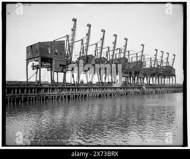 Hulett Clam Shell Hosts, Cleveland, Ohio, Date Based on Detroit, Catalogue P (1906)., 'G 1528' on negative., Detroit Publishing Co.-Nr. 016778., Geschenk; State Historical Society of Colorado; 1949, Piers & Wharves. , Hebemaschinen. , Usa, Ohio, Cleveland. Stockfoto