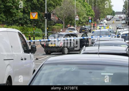 Clevedon Road, Birmingham, 17. Mai 2024 – die West Midlands Police hat mehrere Straßen in der Balsall Heath Area von Birmingham gesperrt, nachdem eine Polizeijagd dazu geführt hatte, dass der fliehende Fahrer eines Nissan Micra in ein anderes Fahrzeug stürzte. Ein männlicher Bewohner der Micra wurde schwer verletzt und unter Arrest ins Krankenhaus gebracht. Zwei weitere Männer flohen vom Tatort, einer wurde kurz darauf verhaftet und der andere ist hervorragend. Die Offiziere überfluteten das Gebiet der Clevedon Road und Lincoln Street und richteten eine große Cordon ein. Ein Herrentrainer und eine schwarze Jacke sowie erste Hilfe waren auf der Straße an einem Fußgängerkreuz zu sehen Stockfoto