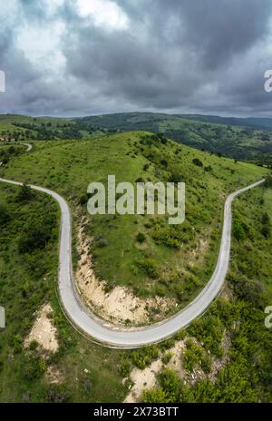 Aus der Vogelperspektive auf eine Landstraße im Berg in der Nähe von Sofia, Bulgarien Stockfoto