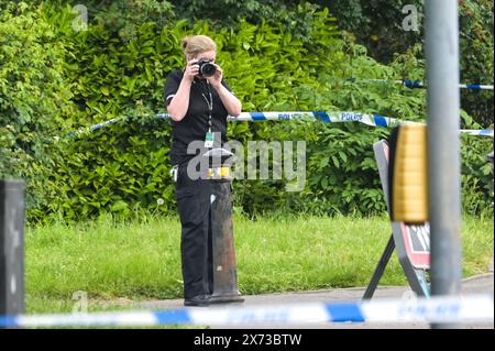 Clevedon Road, Birmingham, 17. Mai 2024 – die West Midlands Police hat mehrere Straßen in der Balsall Heath Area von Birmingham gesperrt, nachdem eine Polizeijagd dazu geführt hatte, dass der fliehende Fahrer eines Nissan Micra in ein anderes Fahrzeug stürzte. Ein männlicher Bewohner der Micra wurde schwer verletzt und unter Arrest ins Krankenhaus gebracht. Zwei weitere Männer flohen vom Tatort, einer wurde kurz darauf verhaftet und der andere ist hervorragend. Die Offiziere überfluteten das Gebiet der Clevedon Road und Lincoln Street und richteten eine große Cordon ein. Ein Herrentrainer und eine schwarze Jacke sowie erste Hilfe waren auf der Straße an einem Fußgängerkreuz zu sehen Stockfoto