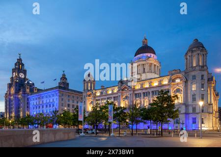 Die Nacht fällt im The Three Graces in Liverpool, England. Stockfoto