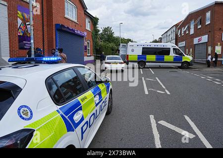 Clevedon Road, Birmingham, 17. Mai 2024 – die West Midlands Police hat mehrere Straßen in der Balsall Heath Area von Birmingham gesperrt, nachdem eine Polizeijagd dazu geführt hatte, dass der fliehende Fahrer eines Nissan Micra in ein anderes Fahrzeug stürzte. Ein männlicher Bewohner der Micra wurde schwer verletzt und unter Arrest ins Krankenhaus gebracht. Zwei weitere Männer flohen vom Tatort, einer wurde kurz darauf verhaftet und der andere ist hervorragend. Die Offiziere überfluteten das Gebiet der Clevedon Road und Lincoln Street und richteten eine große Cordon ein. Ein Herrentrainer und eine schwarze Jacke sowie erste Hilfe waren auf der Straße an einem Fußgängerkreuz zu sehen Stockfoto