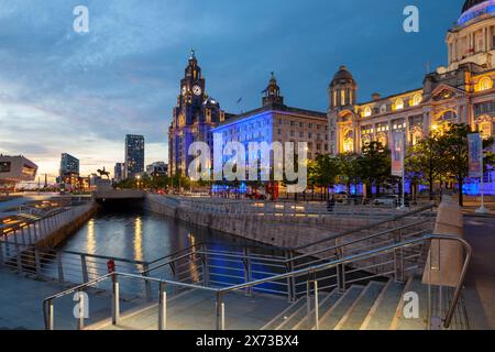 Die Nacht fällt im Three Graces am Liverpool Waterfront ein. Stockfoto